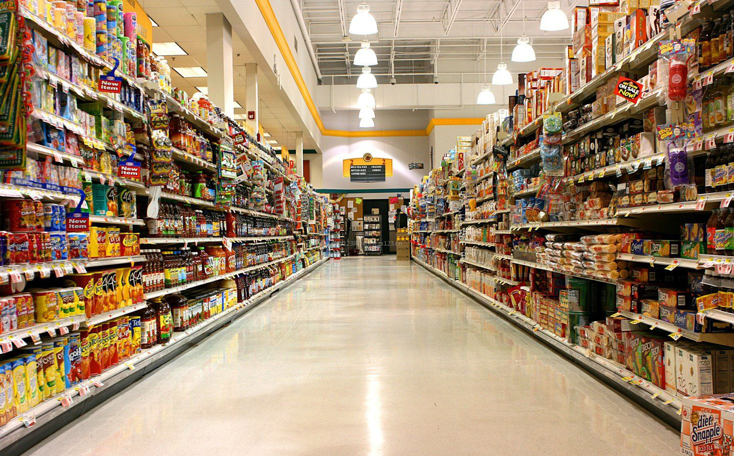 Últimos blogs da empresa sobre Atualizações Aceleradas em Grandes Supermercados Russos e Crescimento Constante na Demanda por Prateleiras de Exibição Dupla Face